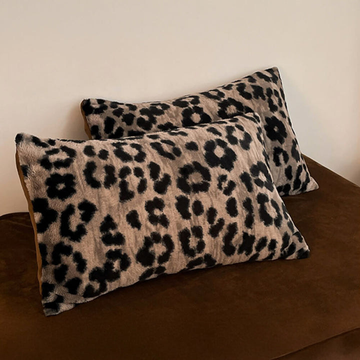 Warm and inviting floral velvet sheet set, designed for ultimate comfort and aesthetic appeal