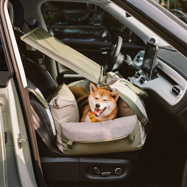 Easy-clean dog car seat for medium pets, black with a durable, scratch-resistant fabric
