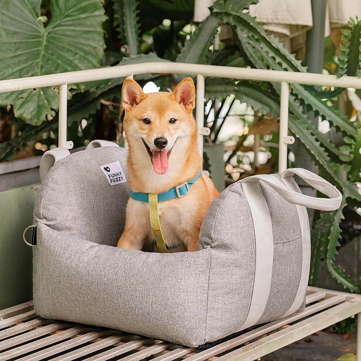 Washable dog car seat bed, stain-resistant, maintains fresh appearance.