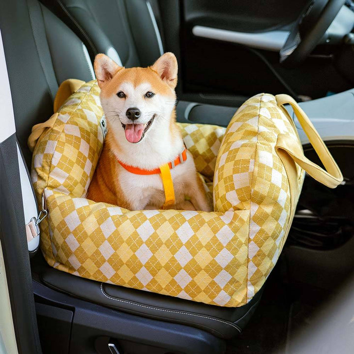 Travel safety pet seat, prevents pets from distracting the driver.