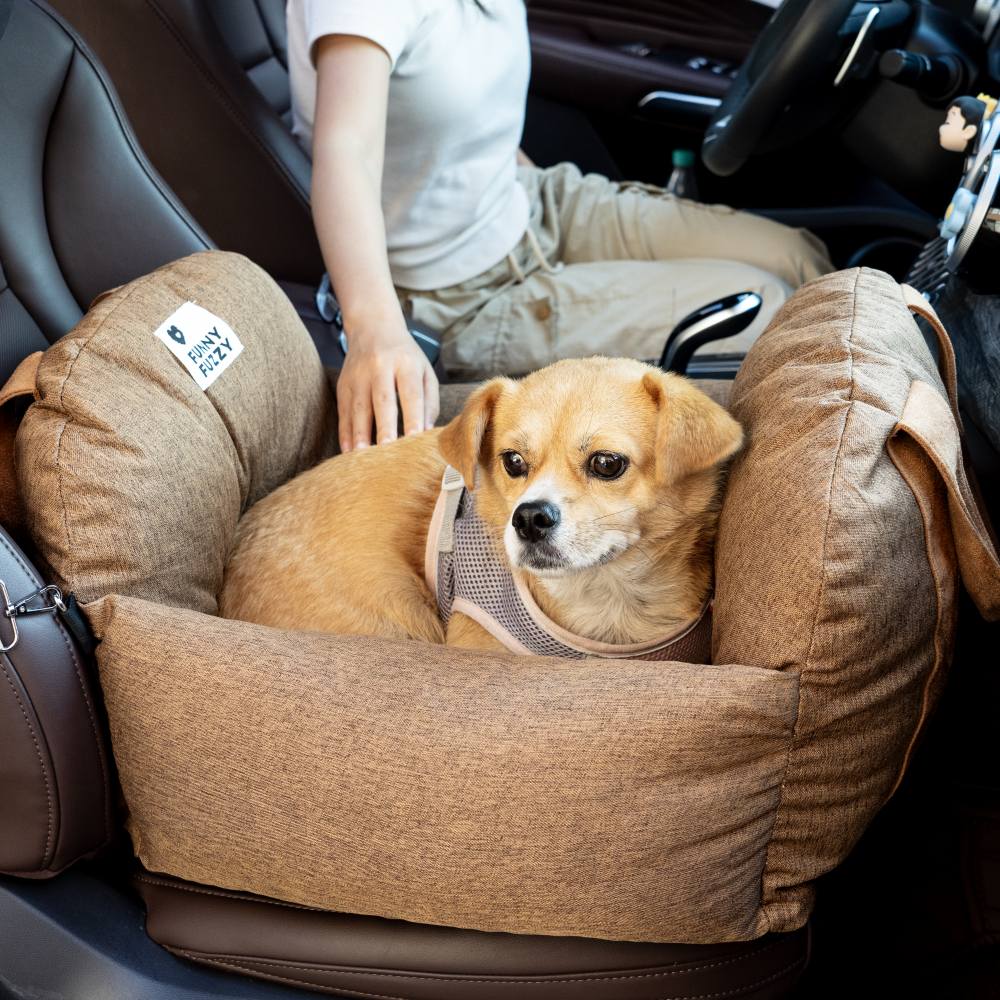 Comfortable pet travel seat, elevated base, reduces car sickness.