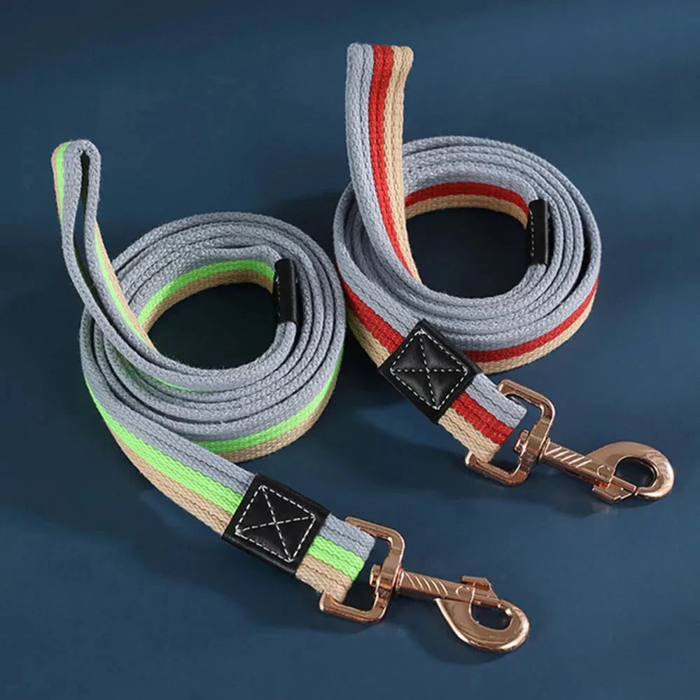 Red nylon dog leash with comfortable handle, perfect for pet training & outdoor adventures