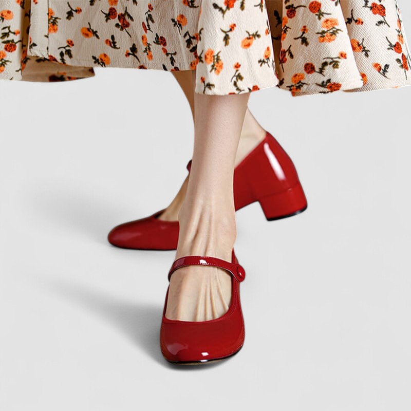 Comfortable women's patent Mary Jane shoes with a glossy finish and stable block heel.