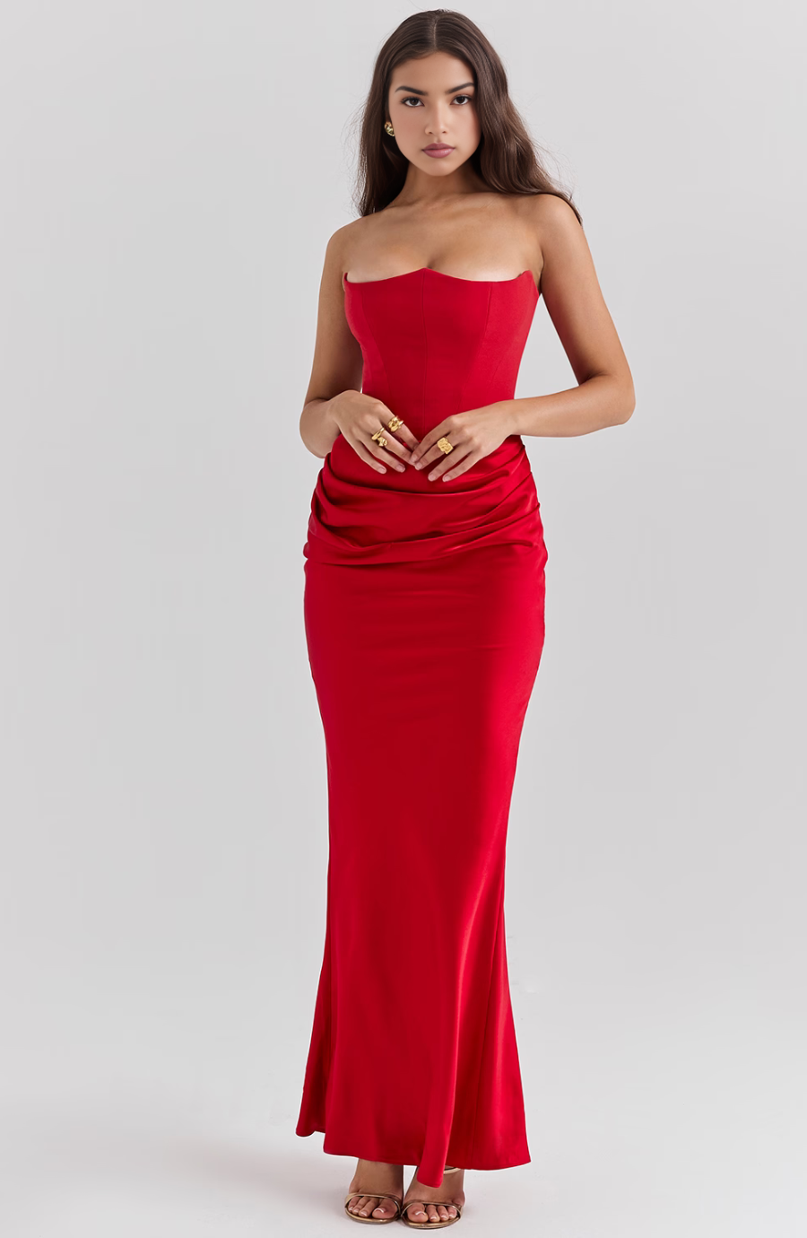 Women's elegant strapless black maxi dress with a defined corset for special occasions.