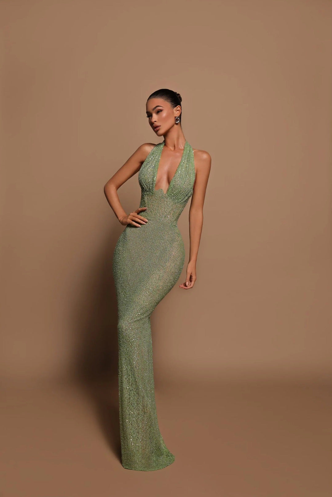 Sophisticated emerald green party dress for women, a versatile maxi gown suitable for formal events & celebrations.