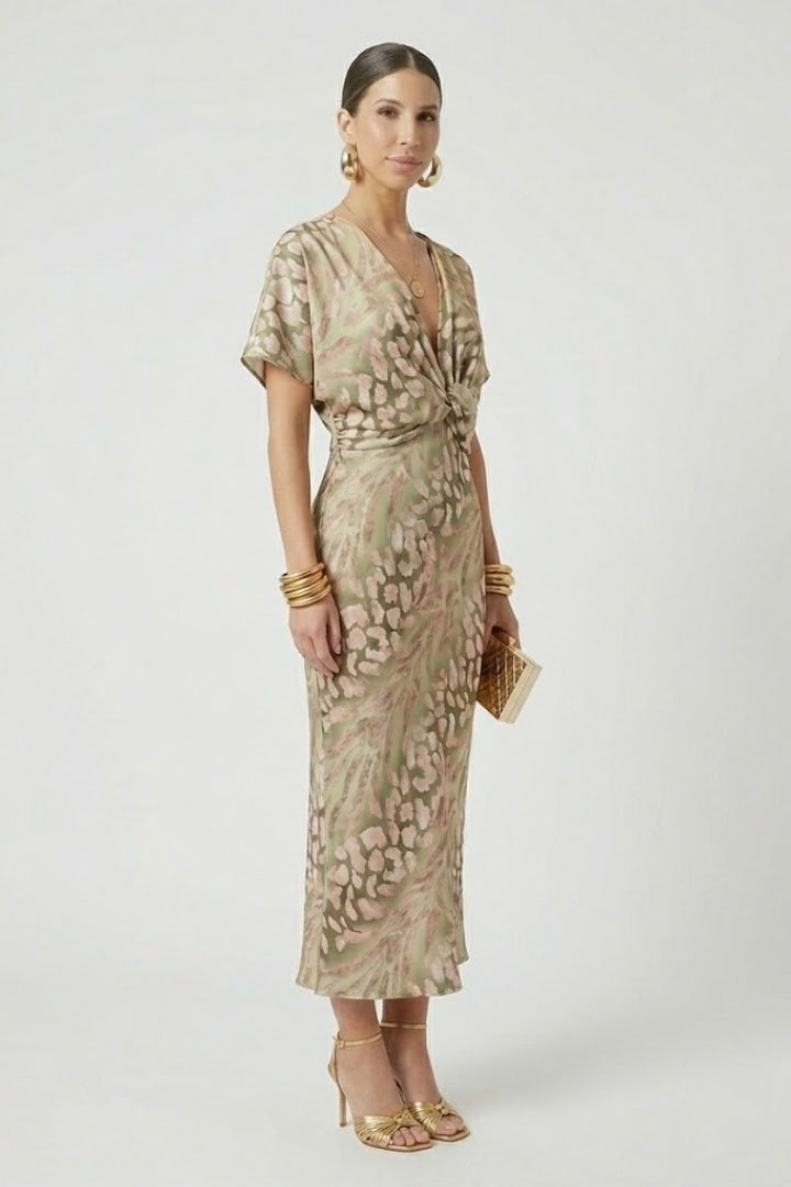 Chic women's floral pleated midi dress, ideal for spring/summer occasions. Features V-neck and short sleeves.