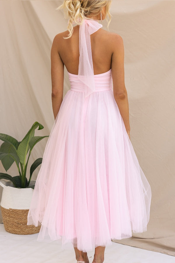 Formal evening dress: elegant halter maxi gown, perfect for special occasions and black-tie events.