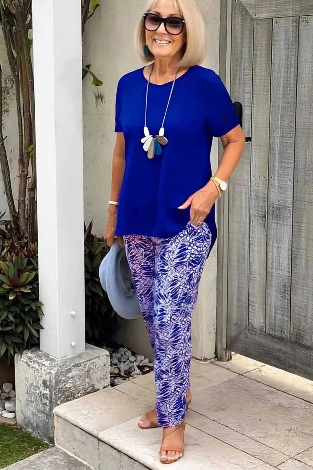 Versatile women's patterned blouse, ideal for elegant office wear or comfortable everyday fashion.