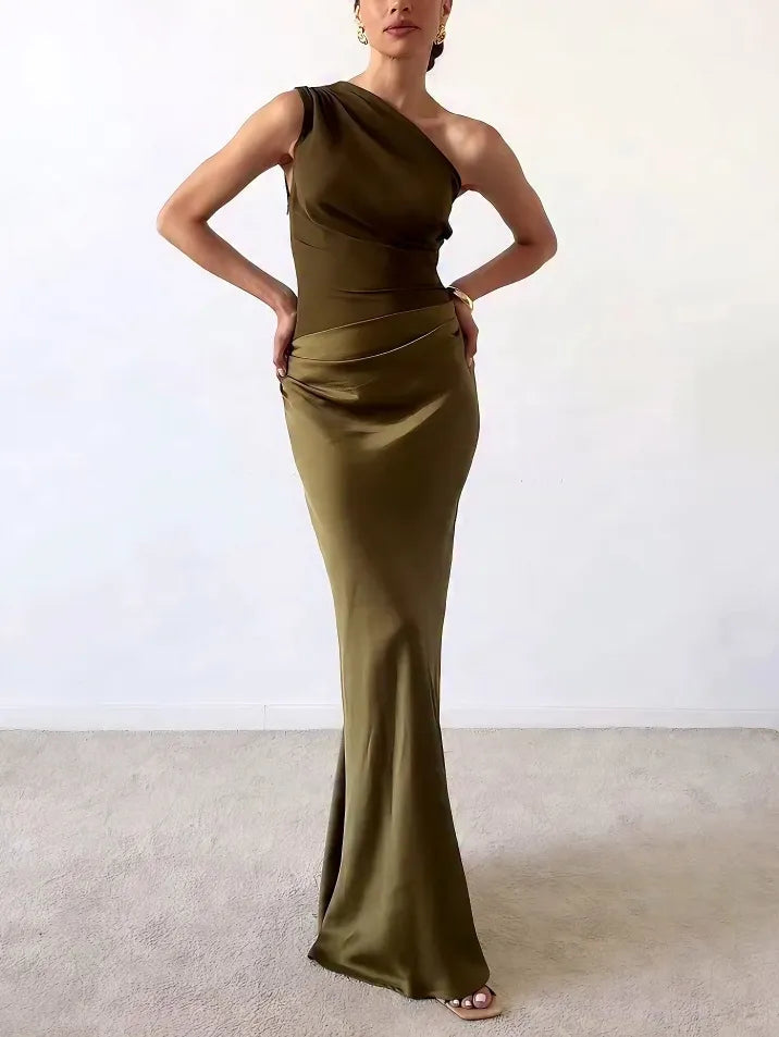 Women's formal evening gown: chic one-shoulder design, flattering ruched waist, elegant long silhouette. Ideal for galas.