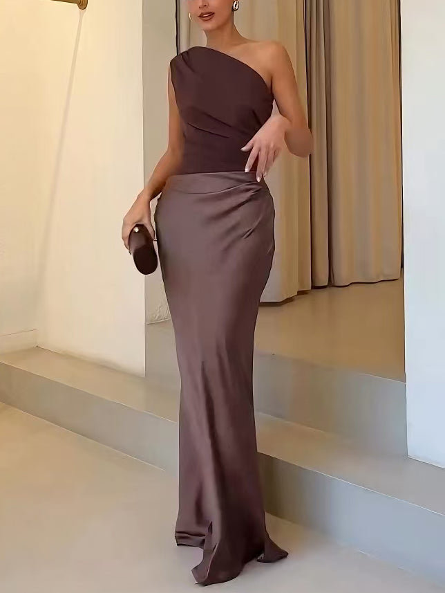 Long elegant women's dress: one-shoulder design, ruched waist, and flowing maxi skirt. Ideal for formal parties & galas.