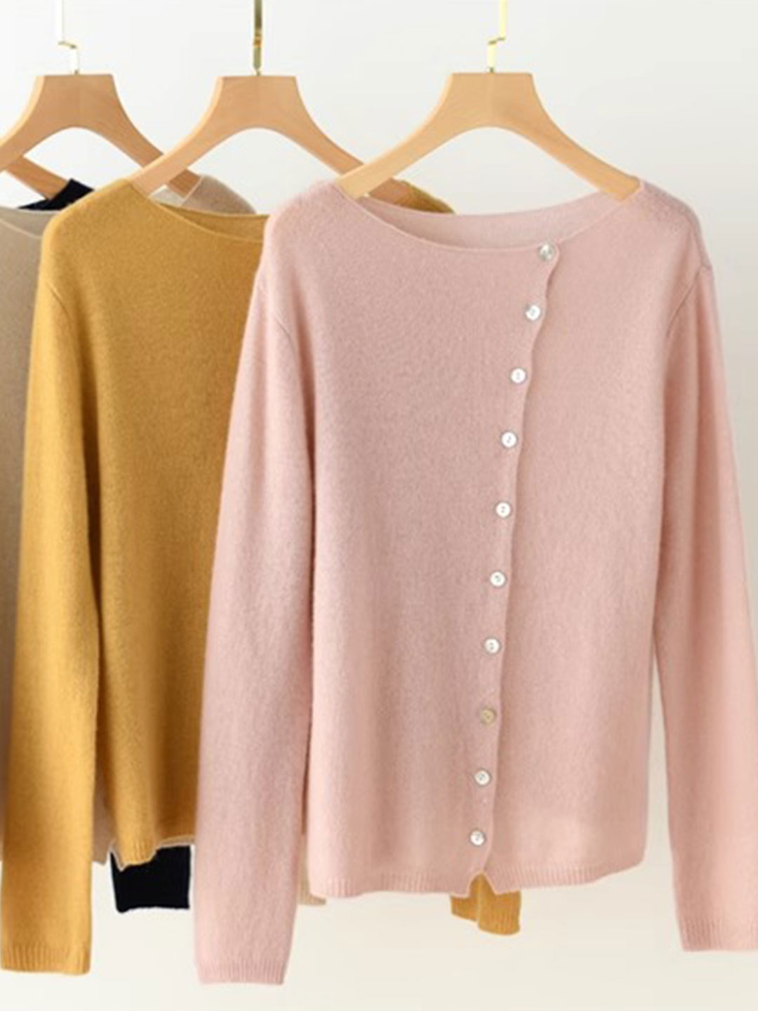 Stylish open-front women's cardigan, soft & cozy. Elegant layering essential for fall/winter fashion.