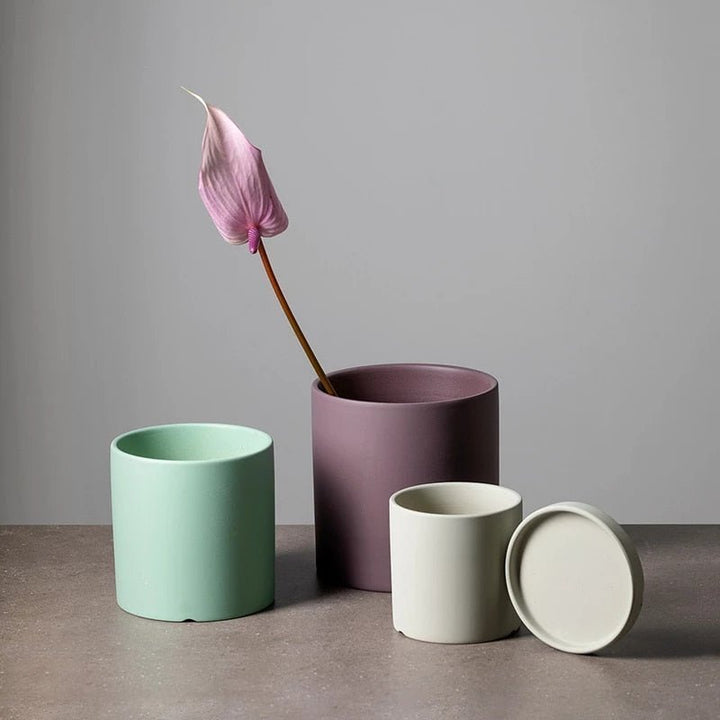 Stylish ceramic flowerpot and saucer set, suitable for various indoor plants.