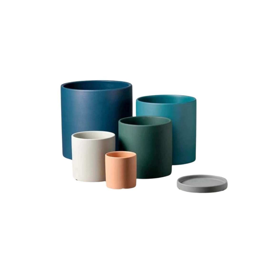 Minimalist ceramic indoor plant pot with saucer, enhances any plant display.
