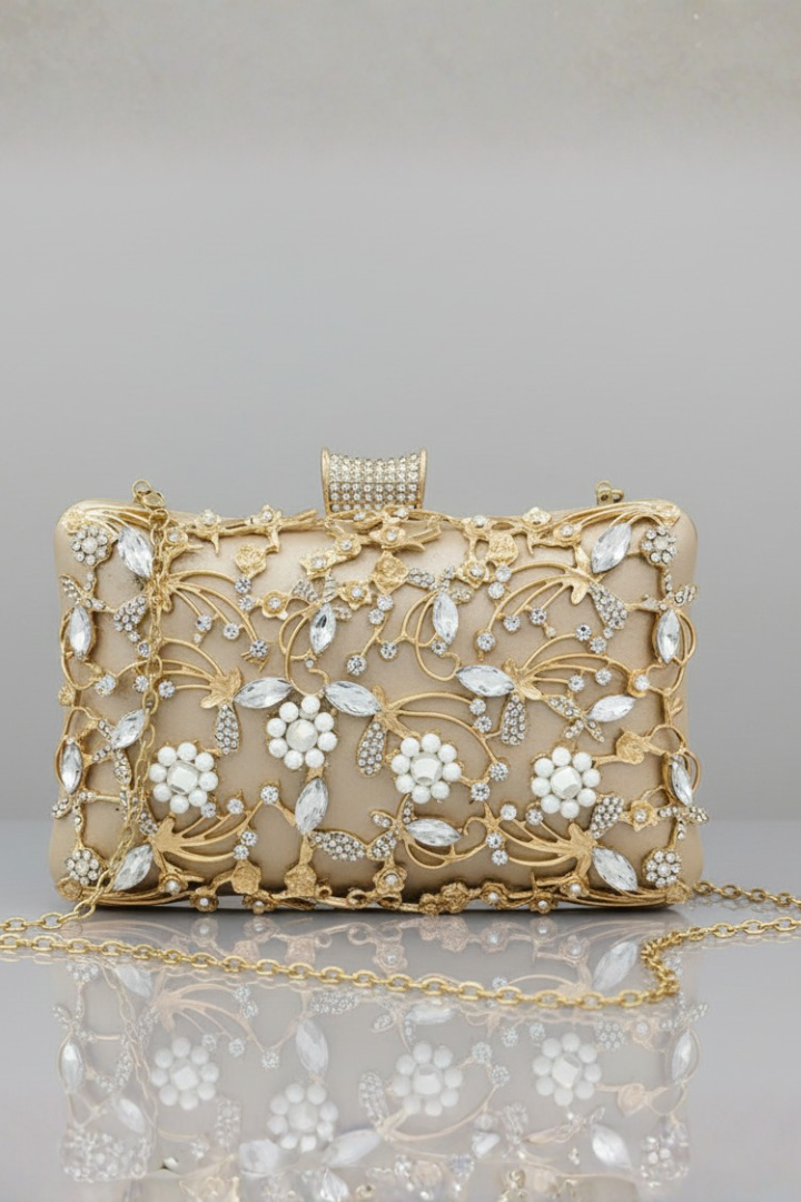 Fashionable women's clutch bag: intricate embroidery & decorative stones make it a chic statement accessory.