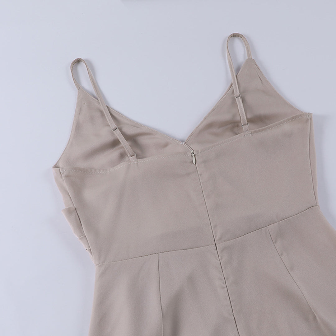 Sophisticated women's flowy maxi dress, a versatile piece for elegant summer and evening wear. Timeless.