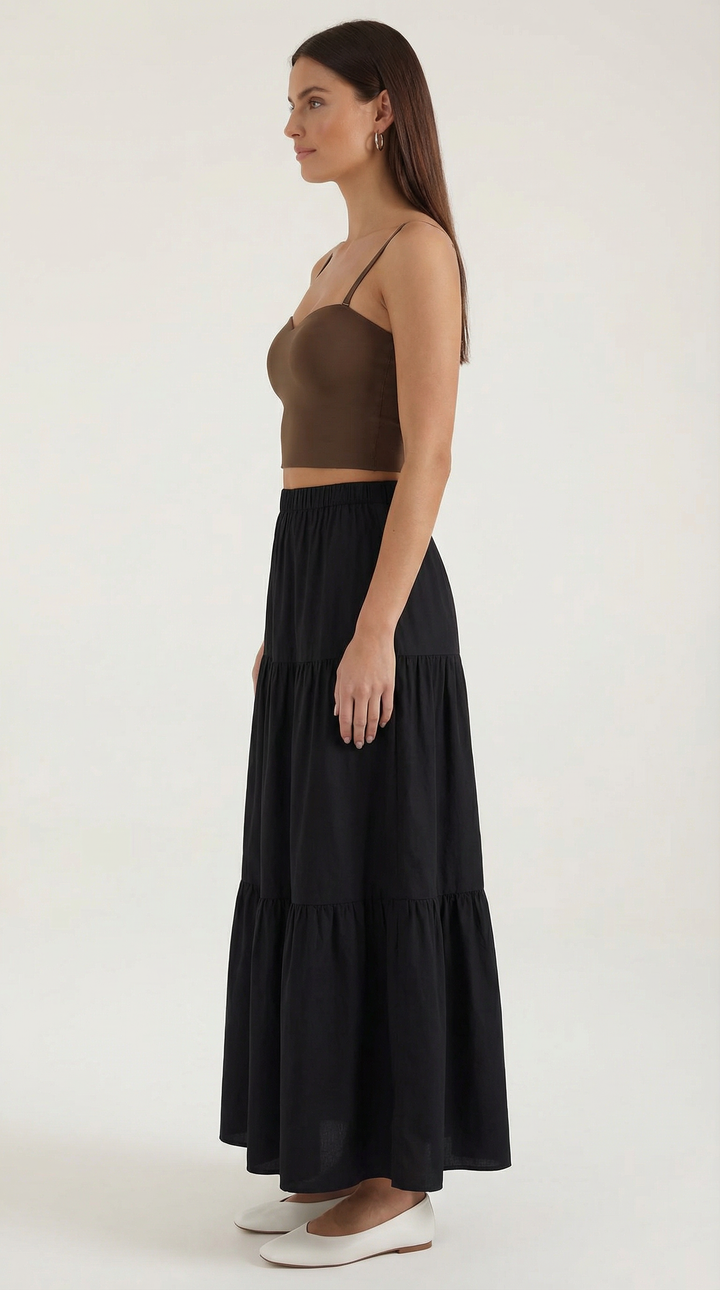 Cropped Guinevere tank top for women, sleeveless and tailored, featuring an elegant heart neckline.