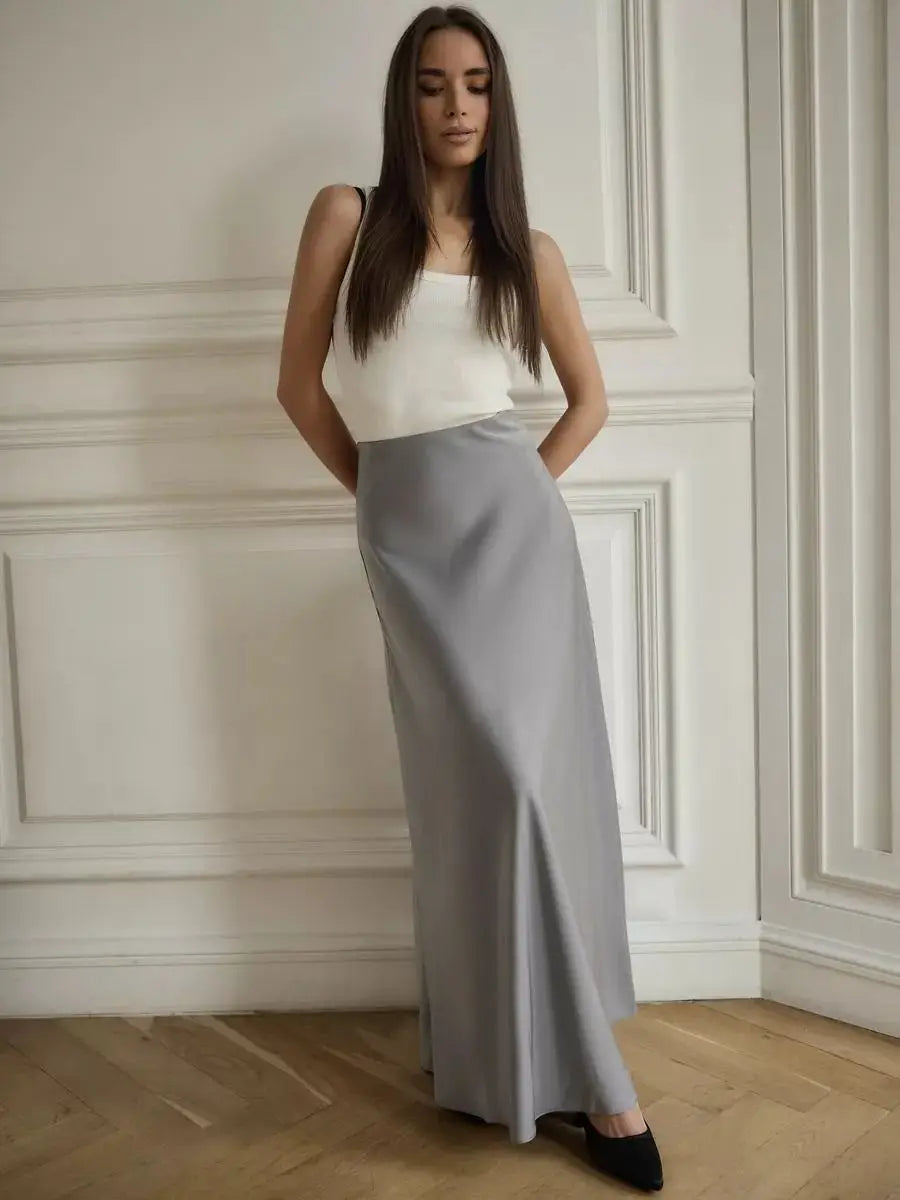 Women's elegant evening fashion: high-waist fishtail maxi skirt, a timeless piece.