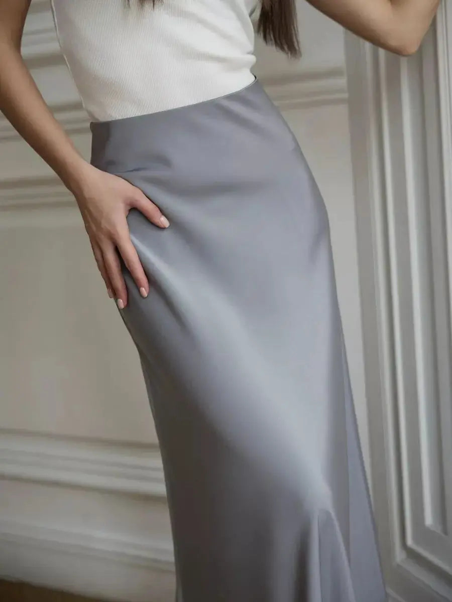 Elegant women's maxi skirt with high-waist and flowing fishtail, perfect for formal wear.