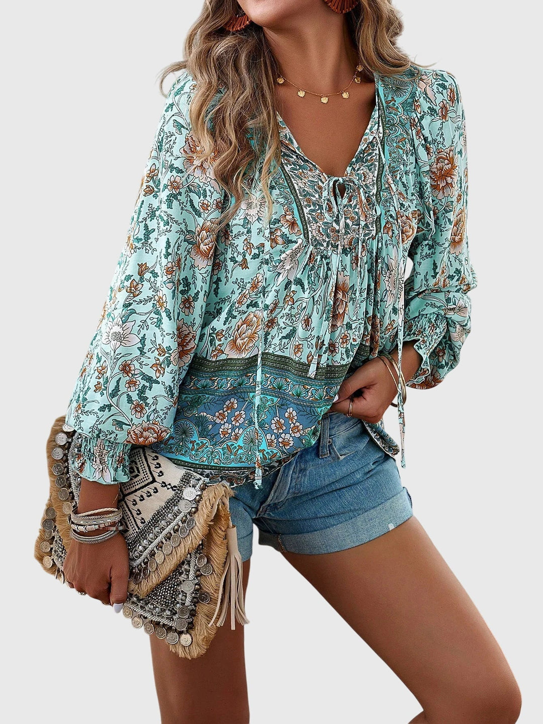 Classic style women's elegant pullover sweater with long sleeves, ideal for autumn comfort.
