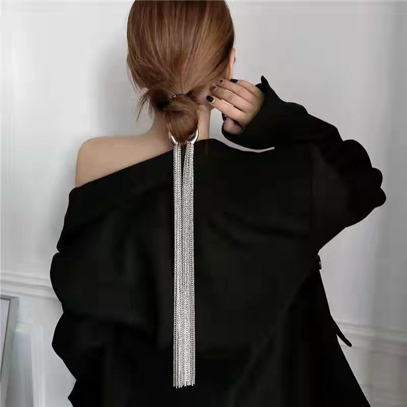 Chic metal tassel hair clip for women. A stylish hair accessory and statement piece for any look.