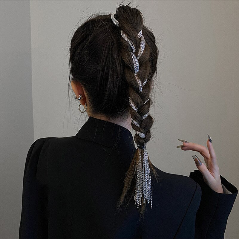 Detailed metal hair clip with delicate tassels. A premium women's hair accessory for an elegant touch.