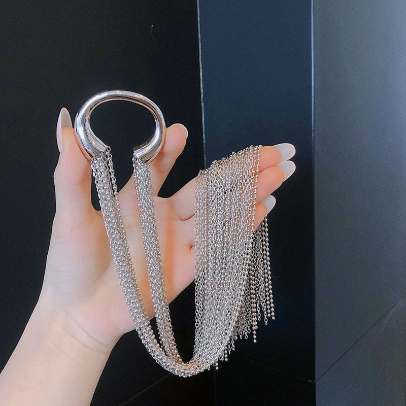 Fashionable women's metal tassel hair clip. Versatile hair accessory for elegant, everyday or party wear.