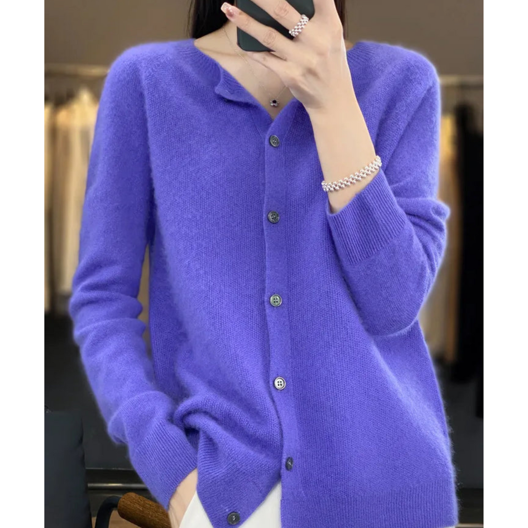 Versatile women's button-front cardigan, ideal for both office wear and relaxed everyday style.