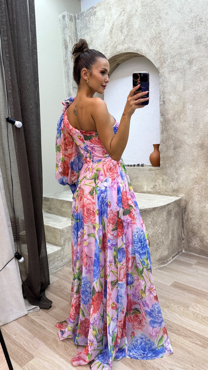 Floral print one-shoulder maxi dress for women, ideal as a wedding guest or elegant brunch dress. Flowy summer.