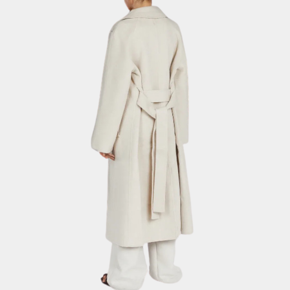 Classic women's trench coat, oversized and belted for versatile spring/fall fashion. Chic and timeless outerwear.