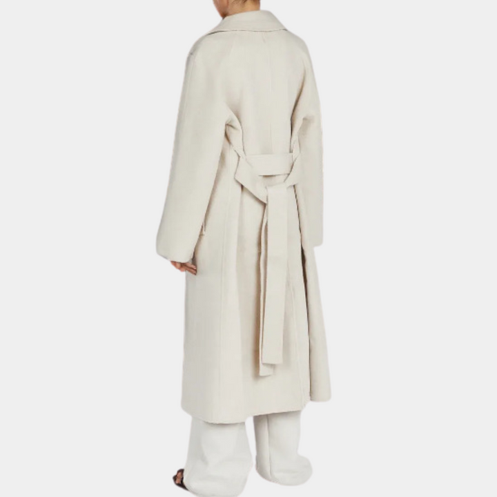 Classic women's trench coat, oversized and belted for versatile spring/fall fashion. Chic and timeless outerwear.