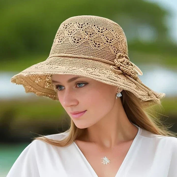 Adjustable ladies' patterned sun hat, an elegant accessory for beach vacations and sunny summer outings.