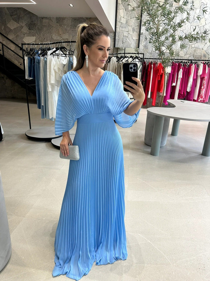 Flowing women's pleated maxi dress with graceful batwing sleeves, ideal for elegant evening events.
