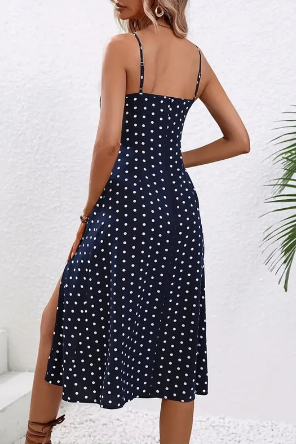 Versatile women's midi dress with pleated skirt & halter neck. Ideal for casual summer days or elegant evenings.