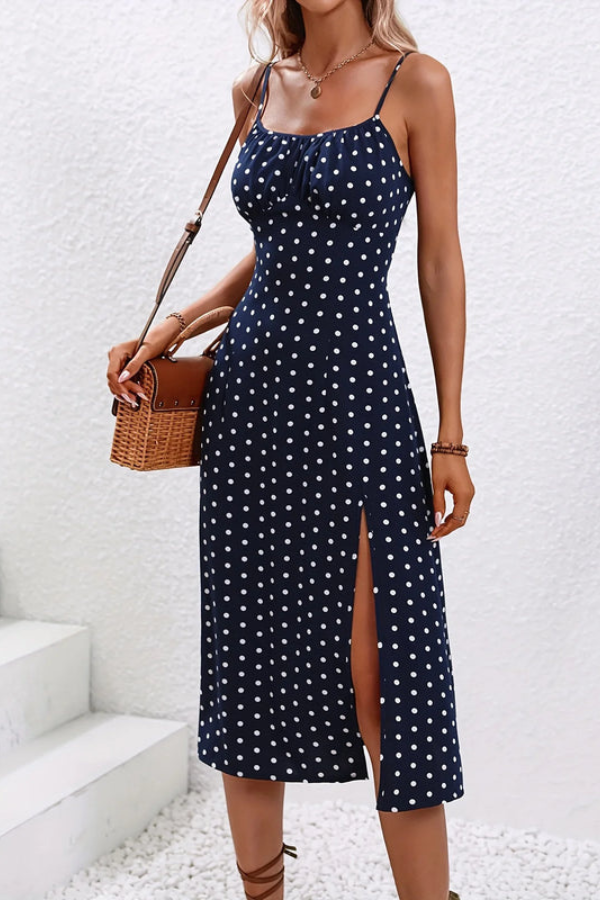 Flowing women's sleeveless halter neck midi dress in a stylish pleated design. Perfect for summer fashion.