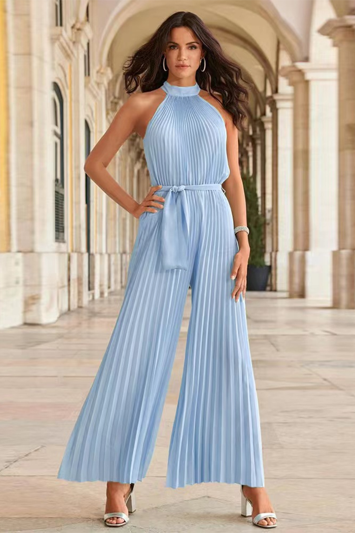 Comfortable women's pleated jumpsuit, perfect for an effortless and chic modern look.