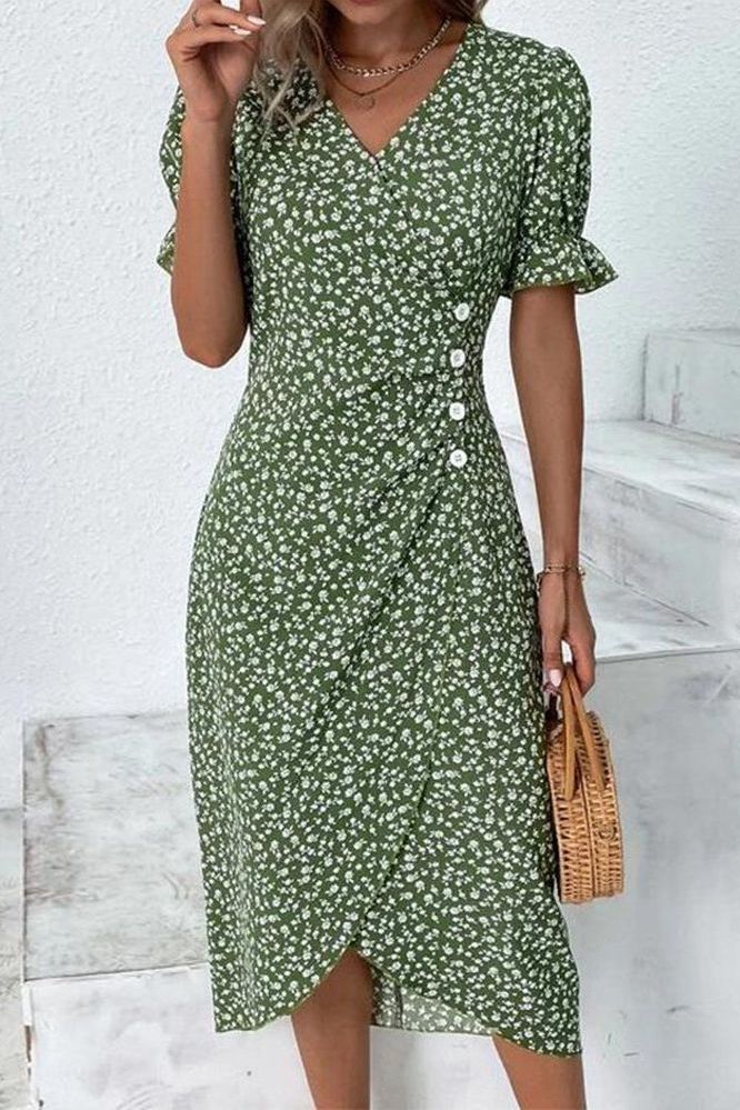 Elegant women's pleated midi dress for spring/summer. Flowy & comfortable, perfect for versatile fashion.