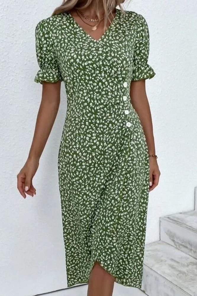 Comfortable women's pleated midi dress. Versatile for casual chic, everyday wear, or an elegant dinner.