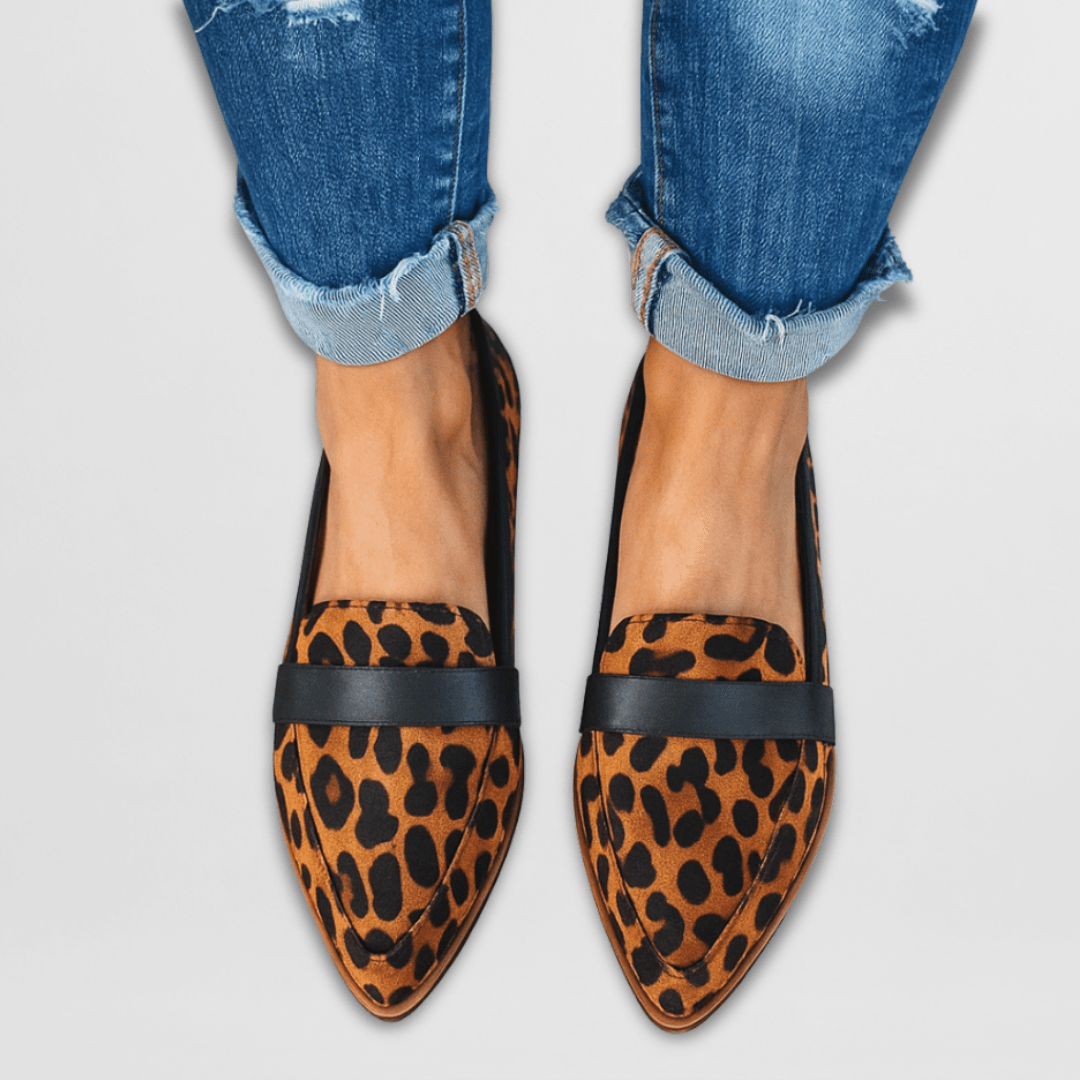 Fashionable leopard print pointed-toe flat loafers for women. Elegant slip-on shoes, ideal for versatile everyday wear.