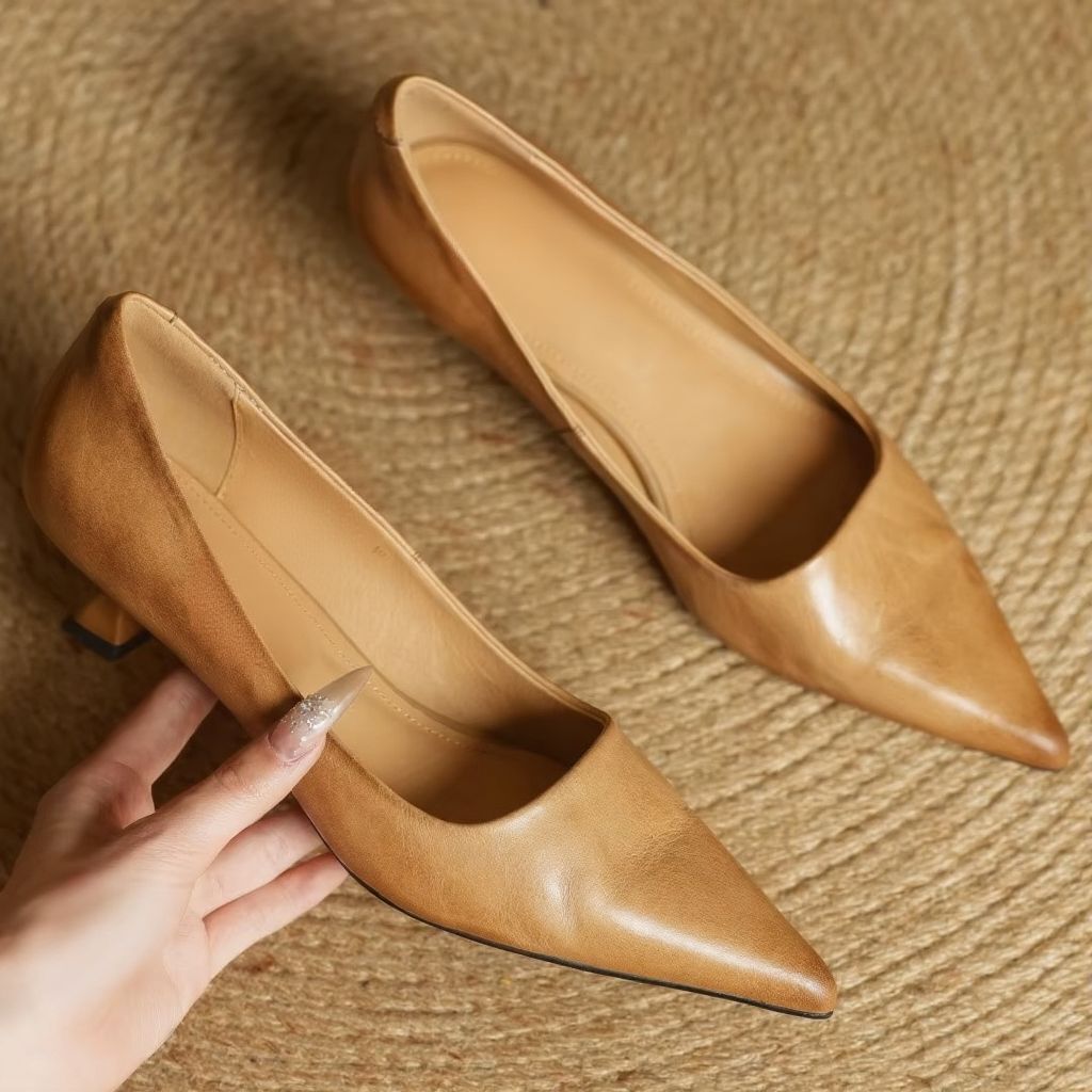 Elegant women's pointed-toe pumps with a thin heel, perfect for formal events & office wear.