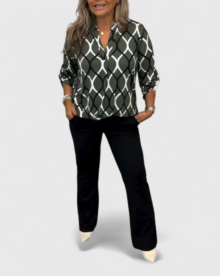Chic women's three-quarter sleeve blouse with a vibrant print, offering an elegant and comfortable fit.