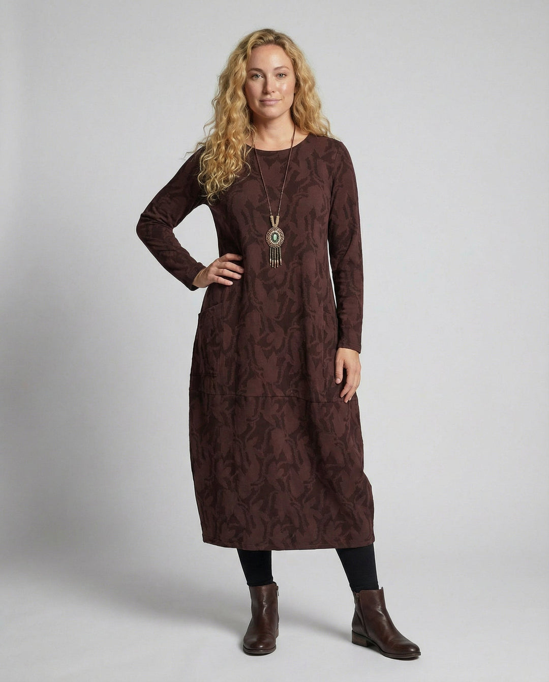 Elegant women's printed long-sleeve midi dress with pockets, perfect for versatile fall fashion.