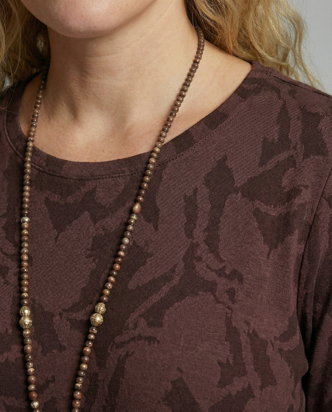 Printed long-sleeve women's midi dress, elegant and versatile for fall, includes handy side pockets.