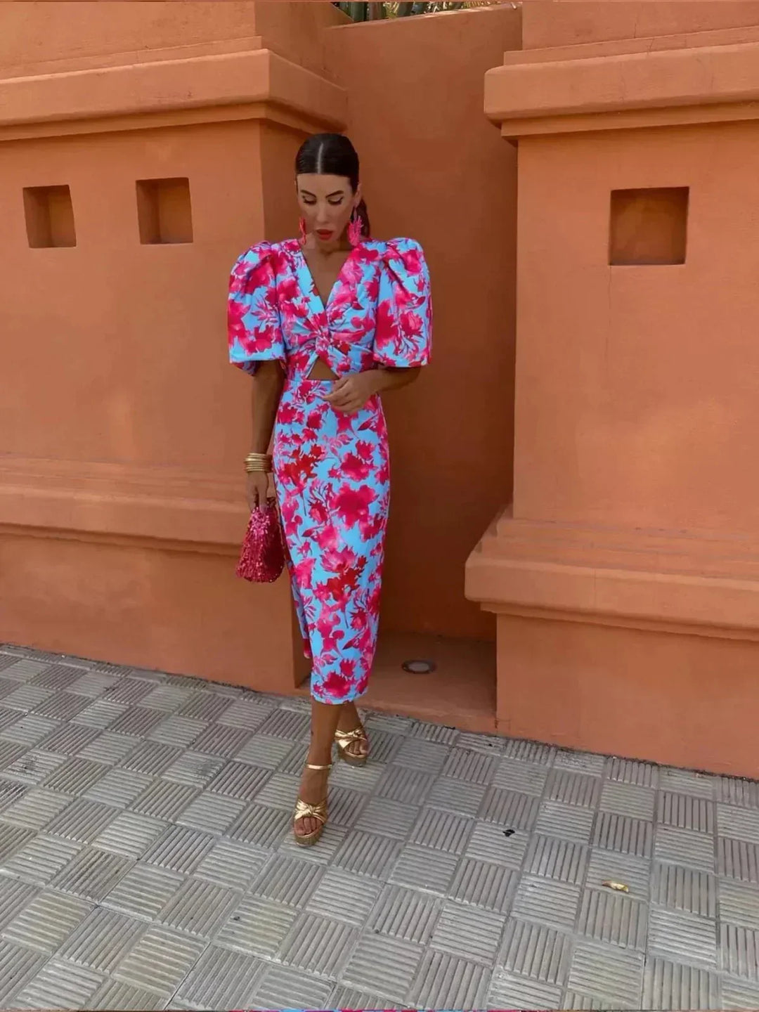 Stylish women's abstract print maxi dress for wedding guests. Elegant V-neck & puff sleeves for evening parties.