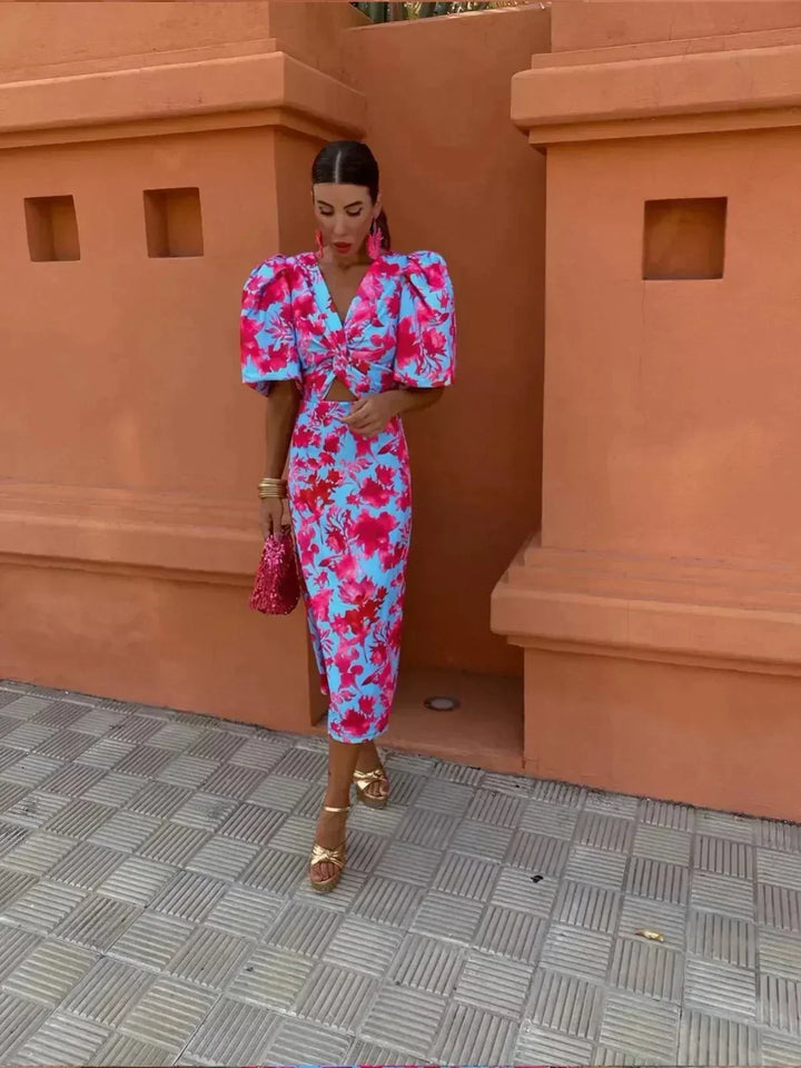 Stylish women's abstract print maxi dress for wedding guests. Elegant V-neck & puff sleeves for evening parties.