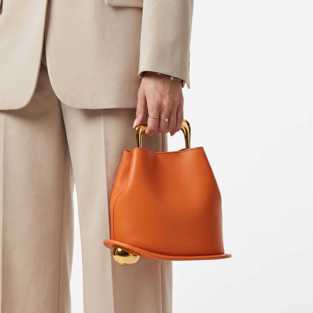Versatile women's elegant bucket shoulder bag. Modern design in PU leather, perfect for fashion-forward everyday carry.