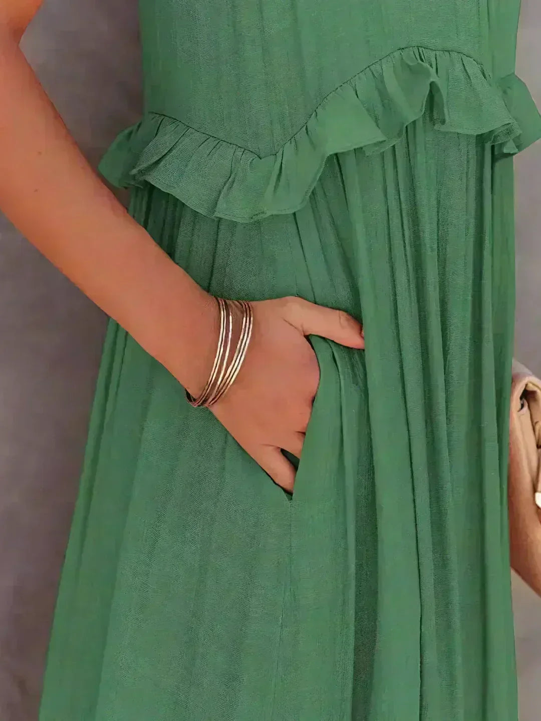 Feel fabulous in this women's elegant flowy midi dress, complete with ruffles & a sleeveless cut.