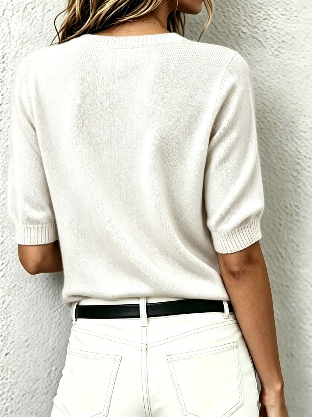 Stylish women's short-sleeve V-neck sweater for versatile wear, featuring a comfortable ribbed collar.