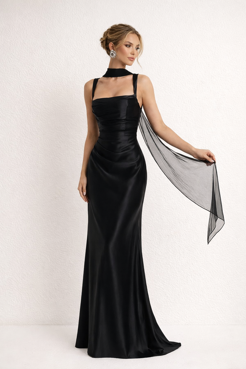 Chic women's sleeveless maxi cocktail dress. Slim fit & elegant, perfect for evening parties & formal events. Long design.