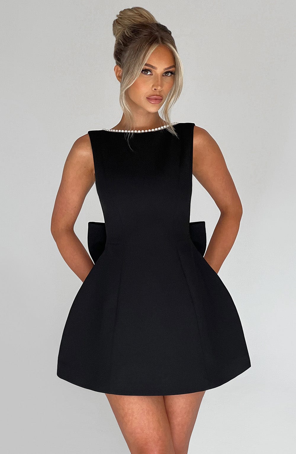 Sophisticated women's party dress; a structured mini with a refined look. Perfect for special occasions and fashion.