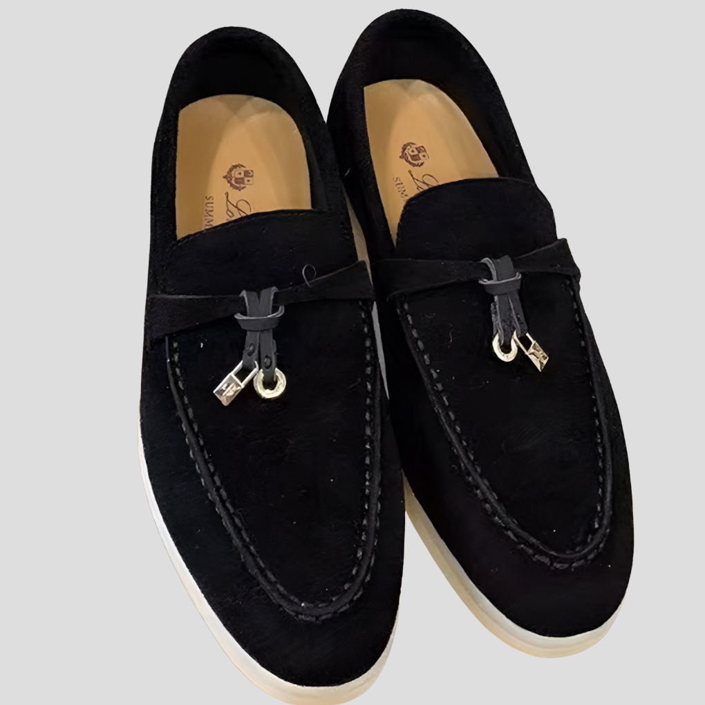 Comfortable women's slip-on loafers with elegant tassels, ideal for everyday wear and versatile sophisticated style.